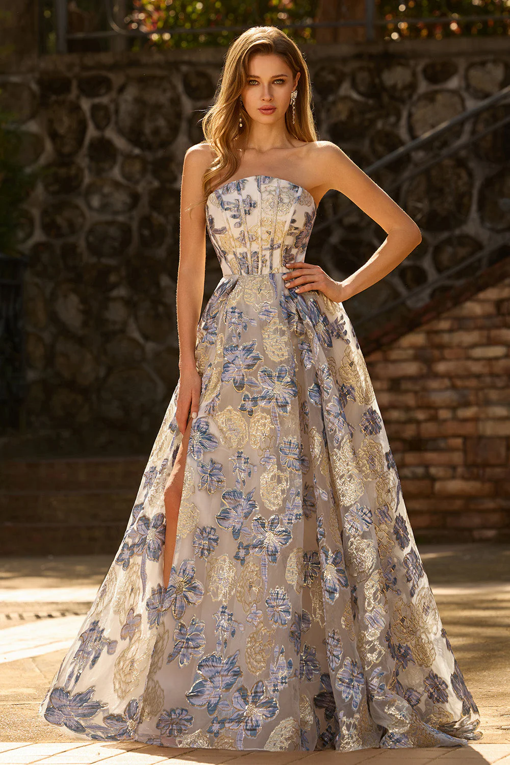 Corset bleu poussiéreux sans bustiers, une robe de bal longue en brocart floral avec fente