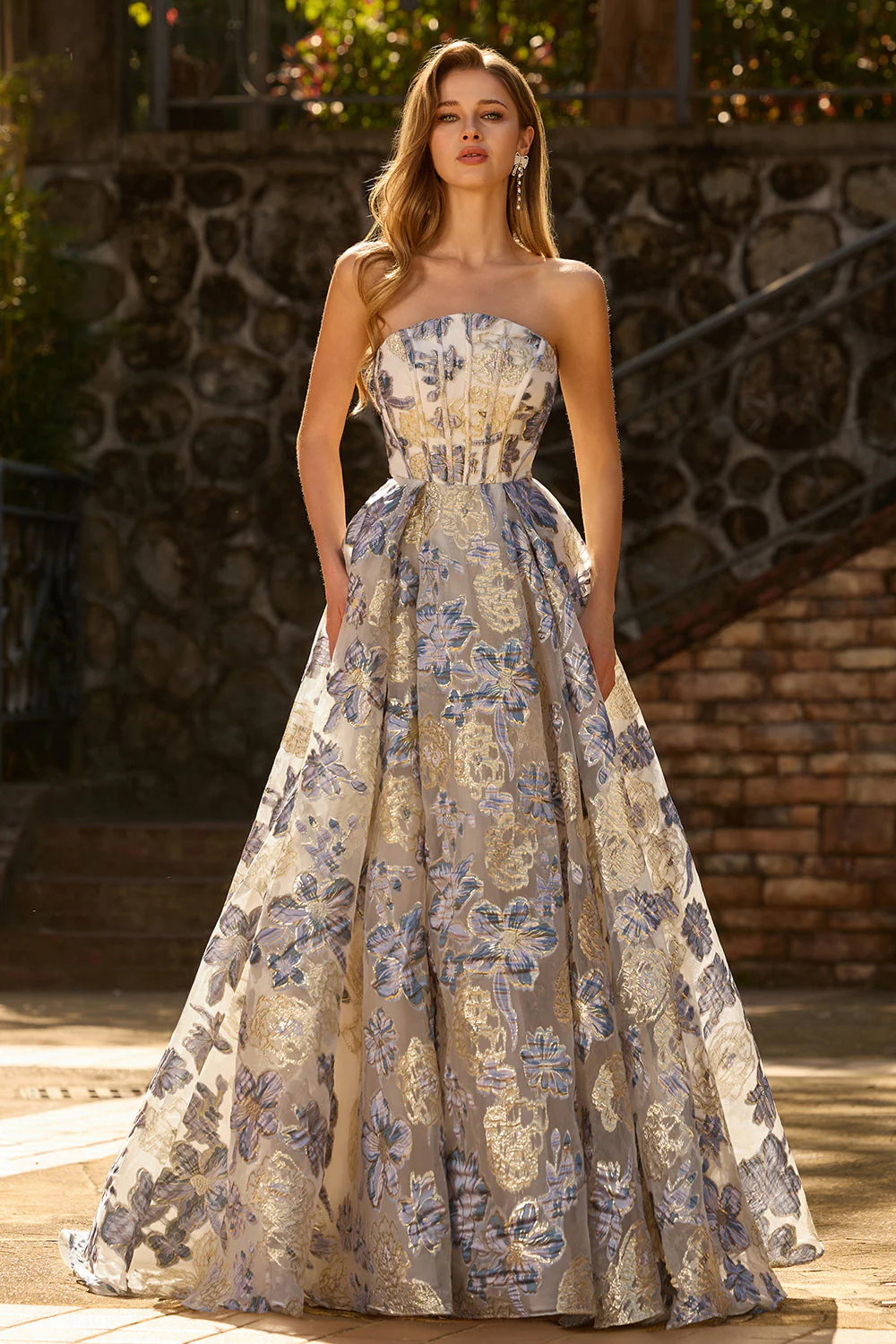 Corset bleu poussiéreux sans bustiers, une robe de bal longue en brocart floral avec fente - Image 5