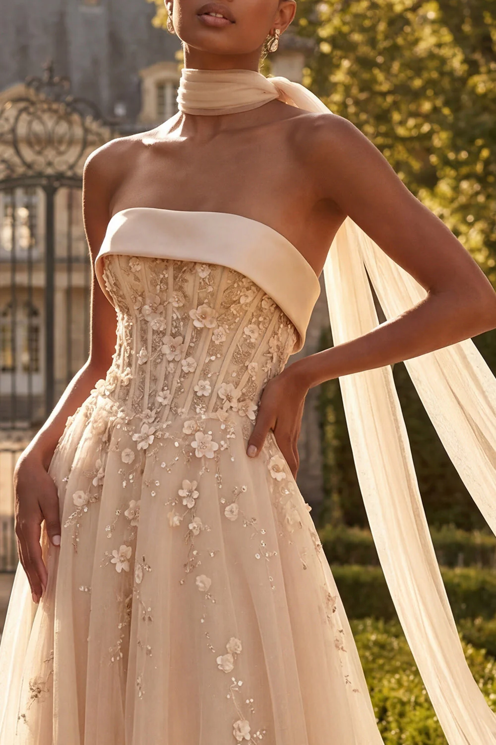 Corset buste à blush Une robe de bal longue en tulle en fleurs 3D avec une écharpe au col - Image 3