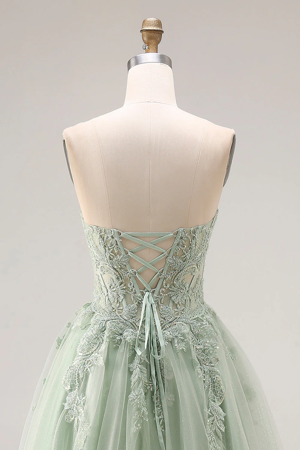 Corset de bal longue en tulle vert poussiéreux sans bretelles appliquée avec fente - Image 5