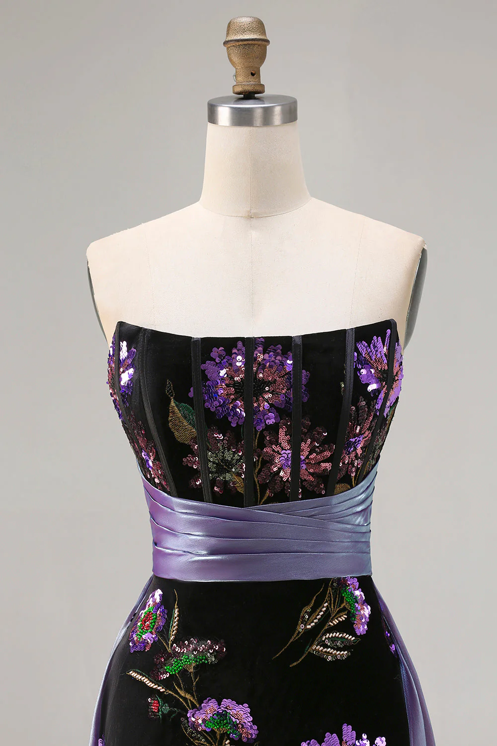 Robe de soirée bustier noire à fleurs et sequins avec corset et cape - Image 4