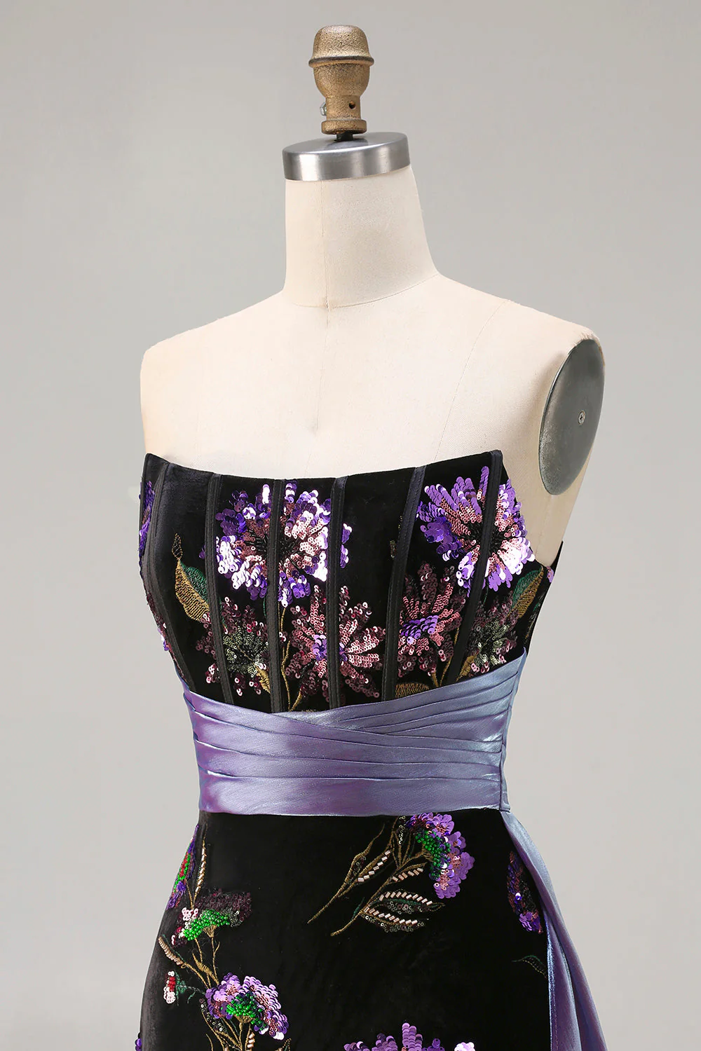 Robe de soirée bustier noire à fleurs et sequins avec corset et cape - Image 6