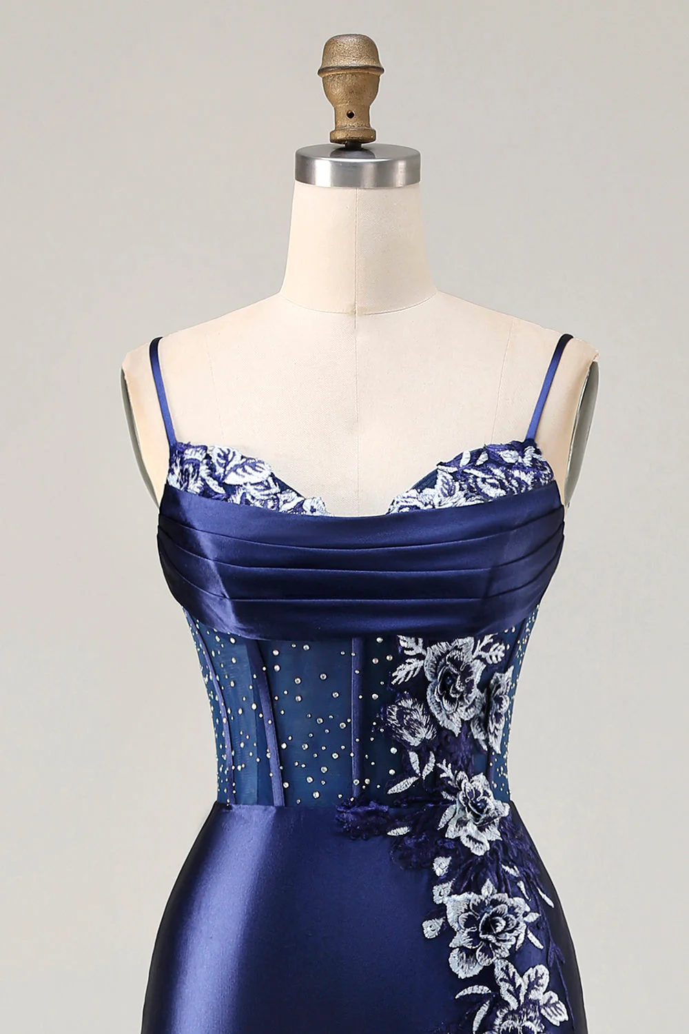 Robe de soirée longue bleu marine à corset brodé de perles et fente - Image 4