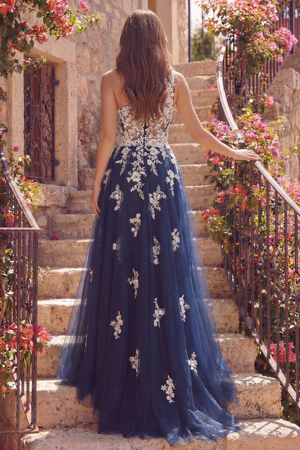 Corset en tulle à ligne A sur une épaule avec une robe de bal longue à fleurs bleu marine avec des appliques - Image 2