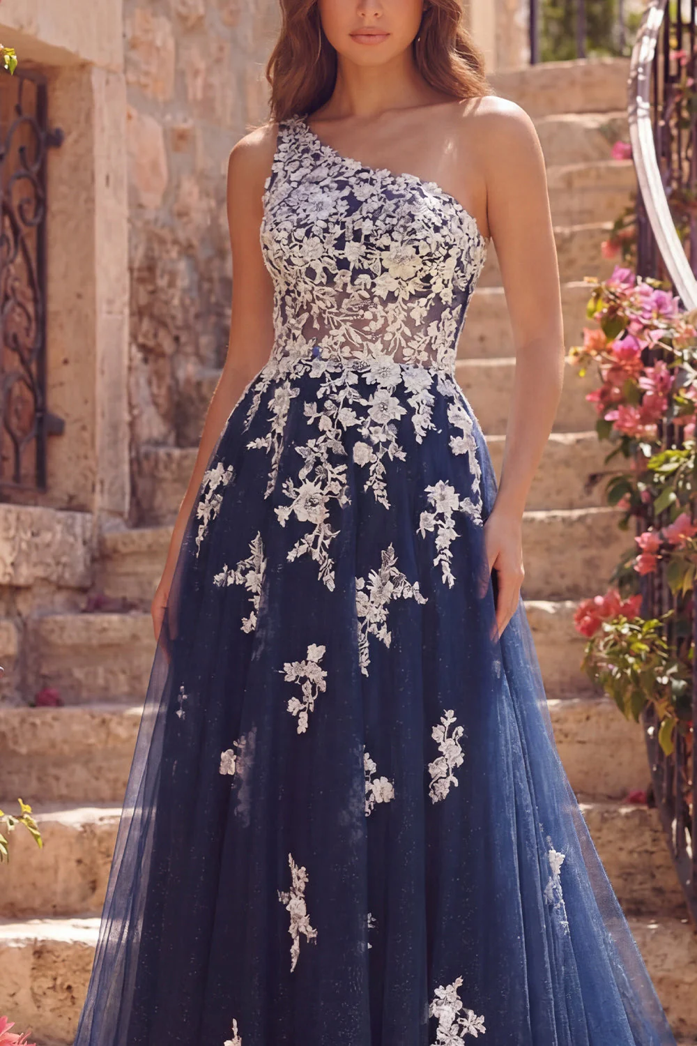 Corset en tulle à ligne A sur une épaule avec une robe de bal longue à fleurs bleu marine avec des appliques - Image 3