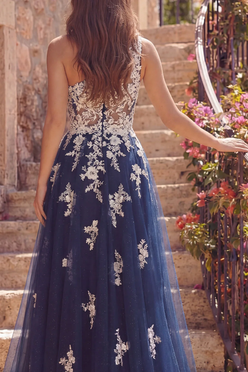 Corset en tulle à ligne A sur une épaule avec une robe de bal longue à fleurs bleu marine avec des appliques - Image 4