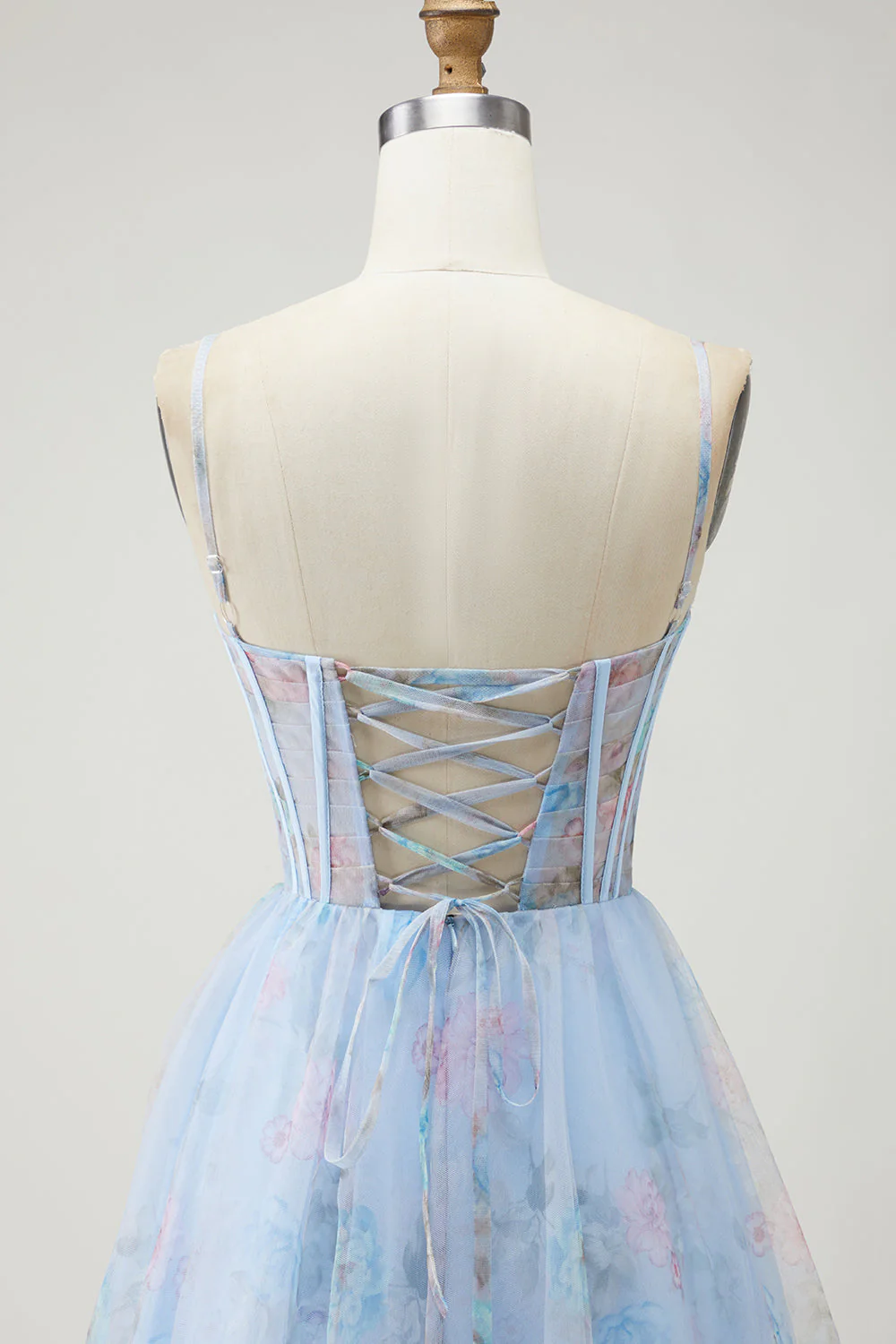 Corset fleuri bleu Une robe de bal longue à bretelles fines avec fente - Image 5