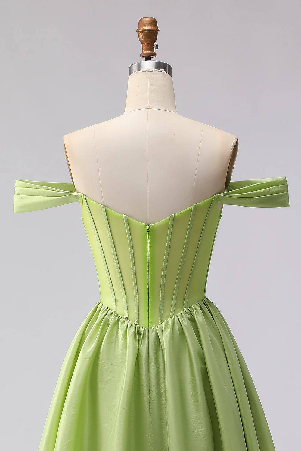 Corset long de bal en satin vert décollé sur les épaules avec fente - Image 5