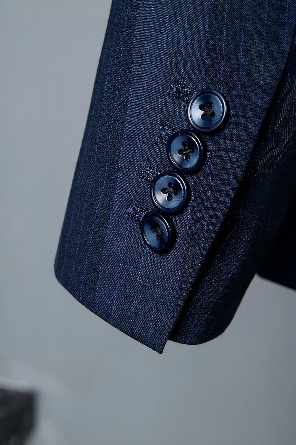 Costume 3 pièces à rayures bleu foncé double poitrine pour homme - Image 7