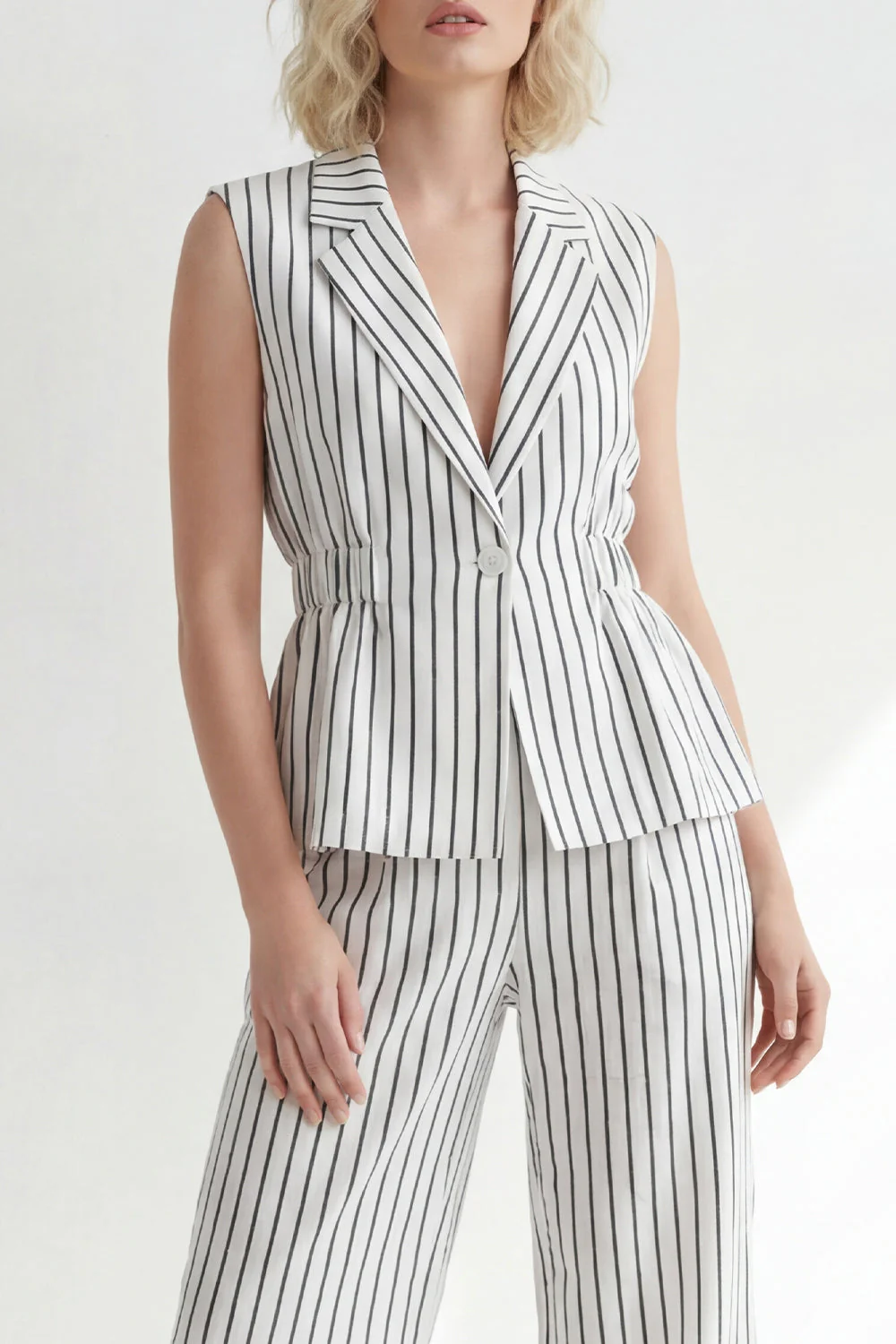 Costume féminin long à rayures blanches à rayures d’un bouton, avec ceinture - Image 3