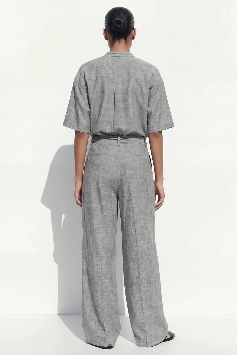 Costume féminin long à un seul poitrine gris à col rond avec ceinture - Image 2