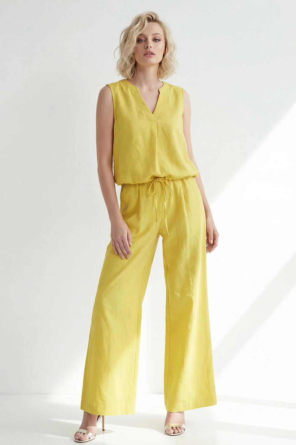 Costume long féminin à col en V jaune beurre ajusté avec ceinture