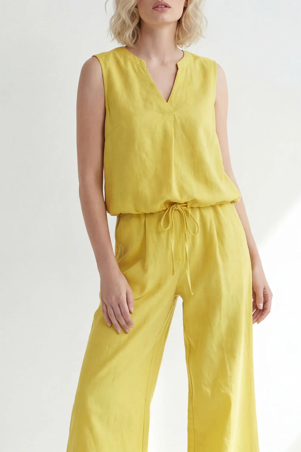 Costume long féminin à col en V jaune beurre ajusté avec ceinture - Image 3