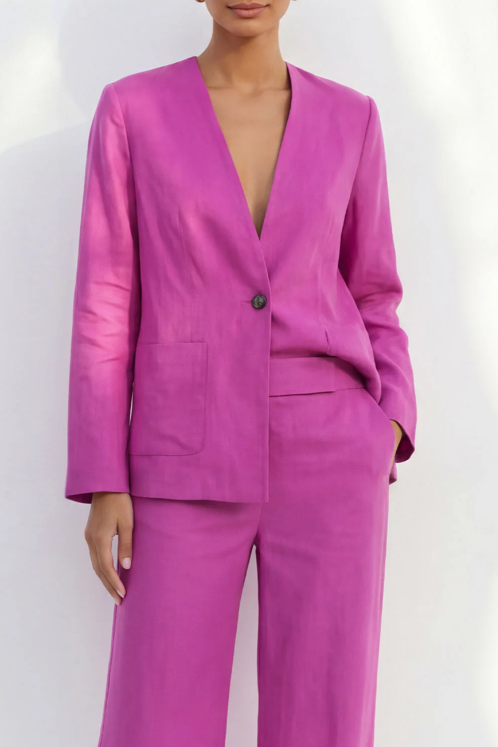 Costume long féminin en satin à col en V en fuchsia - Image 3