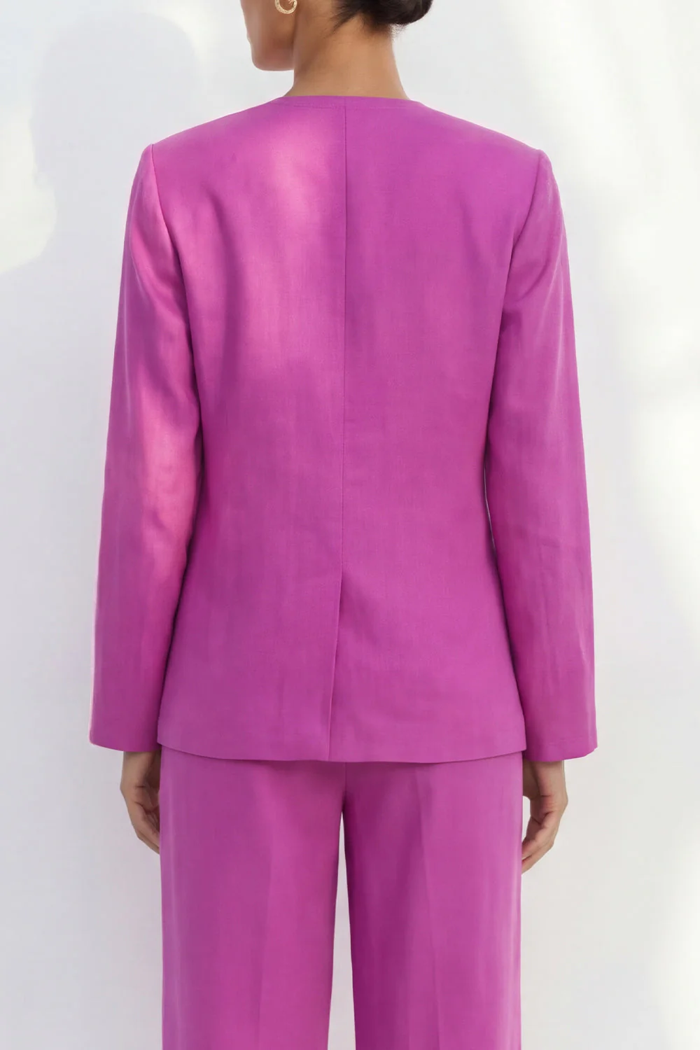 Costume long féminin en satin à col en V en fuchsia - Image 4