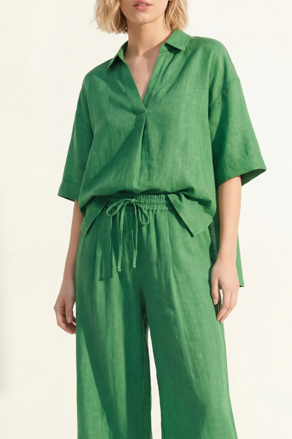 Costume long pour femmes à col vert, manches courtes, satin et ceinture - Image 3