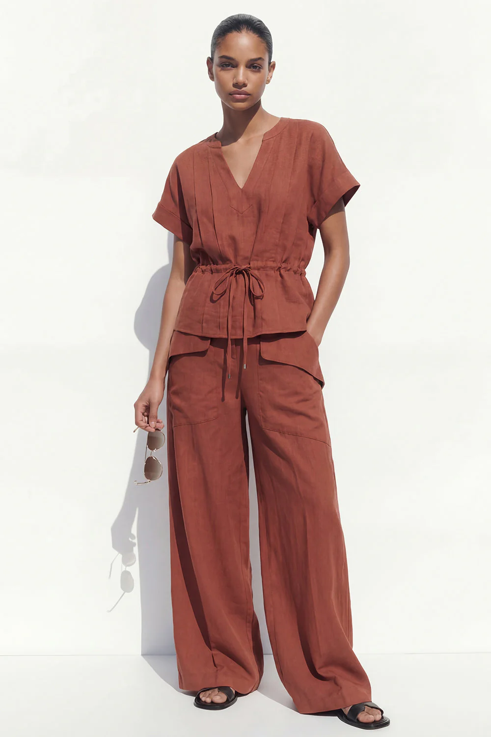 Costume longue femme à manche courte à manches courtes en caramel avec ceinture