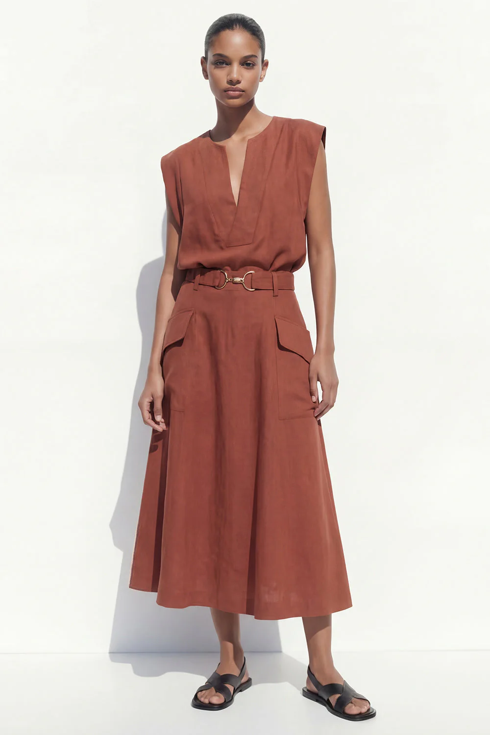 Costume midi féminin à manches en A-line en caramel à col en V avec ceinture