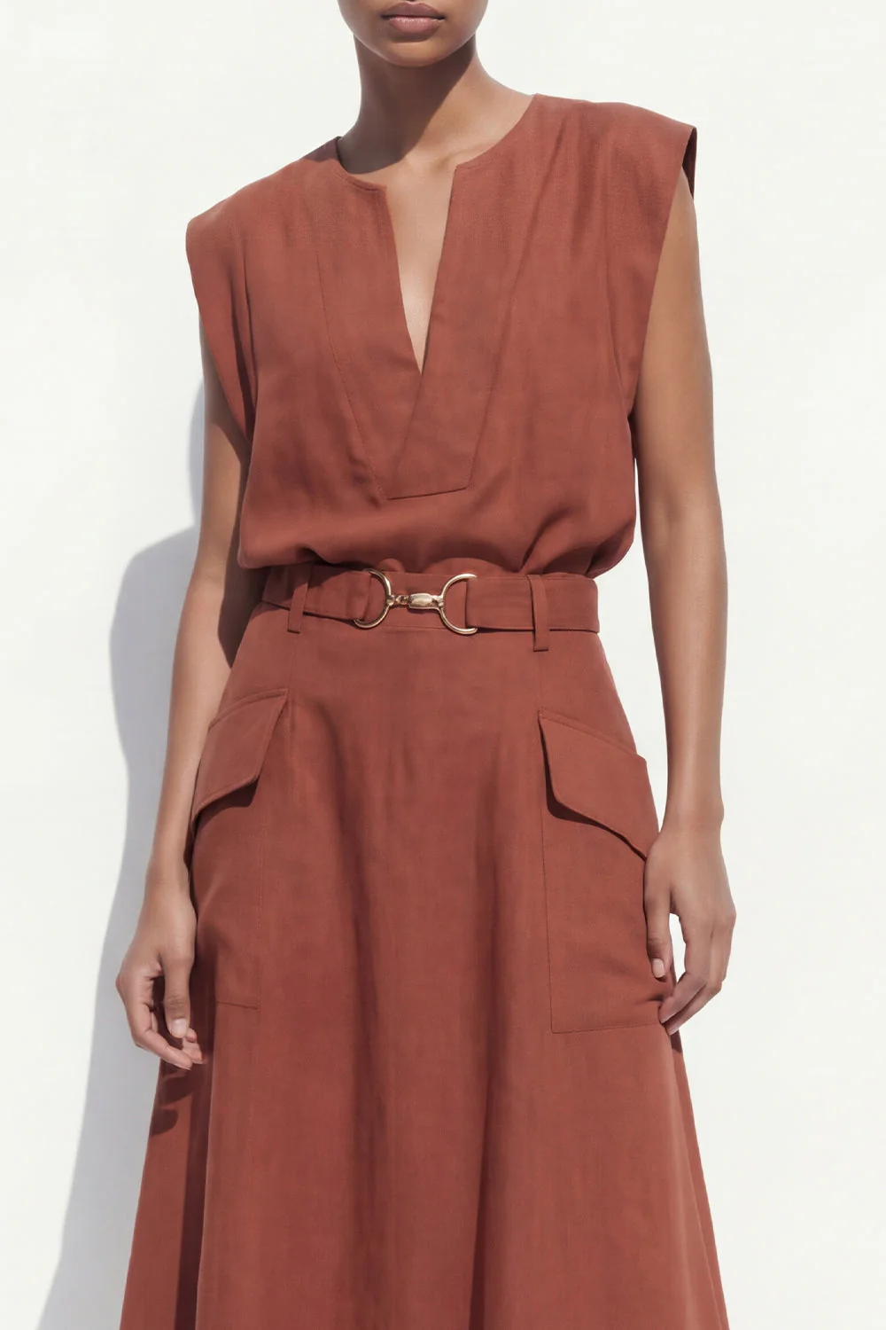 Costume midi féminin à manches en A-line en caramel à col en V avec ceinture - Image 3