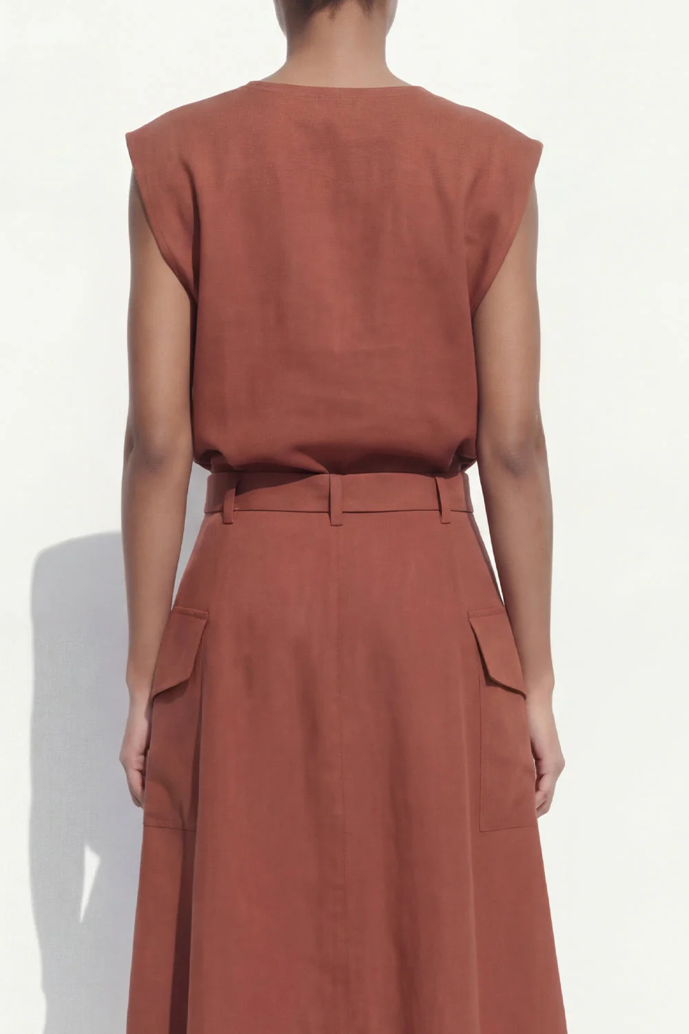 Costume midi féminin à manches en A-line en caramel à col en V avec ceinture - Image 4
