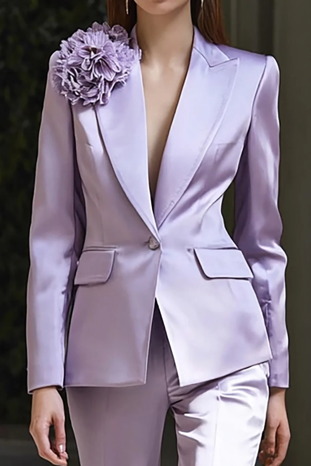 Costumes d’affaires en satin lilas 2 pièces à revers en pointe avec fleur - Image 2