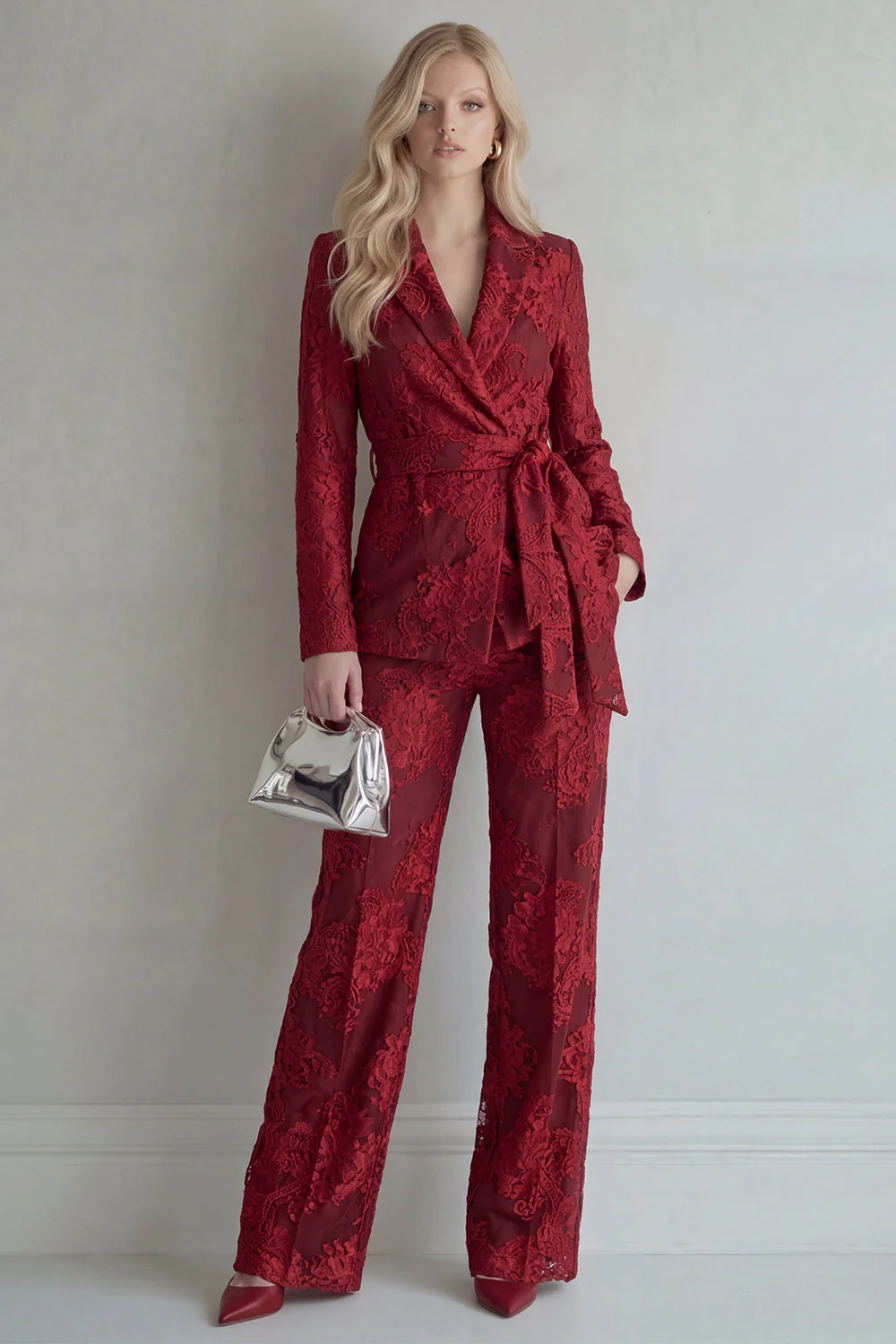 Costumes de bal de promo en revers Red Lace Peak Floral 2 pièces slim fit avec ceinture