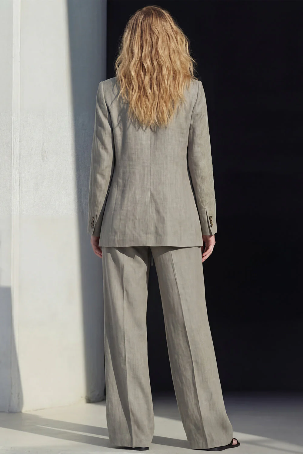 Costumes féminins gris 2 pièces à poches à revers cranté - Image 2