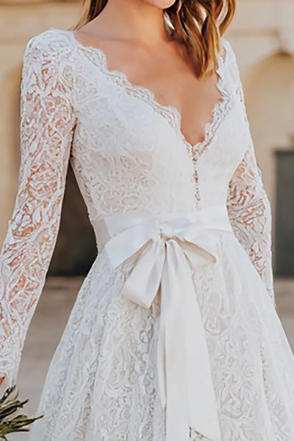Robe de fiançailles midi trapèze en dentelle ivoire à col en V et nœud - Image 3