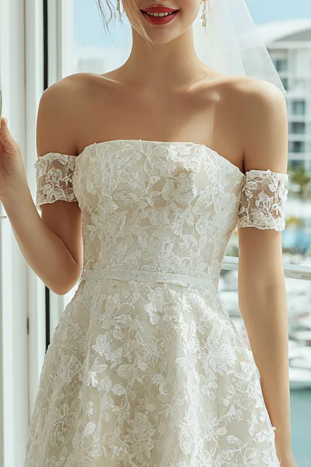 Dentelle ivoire Une robe de mariée à épaule décollée - Image 3