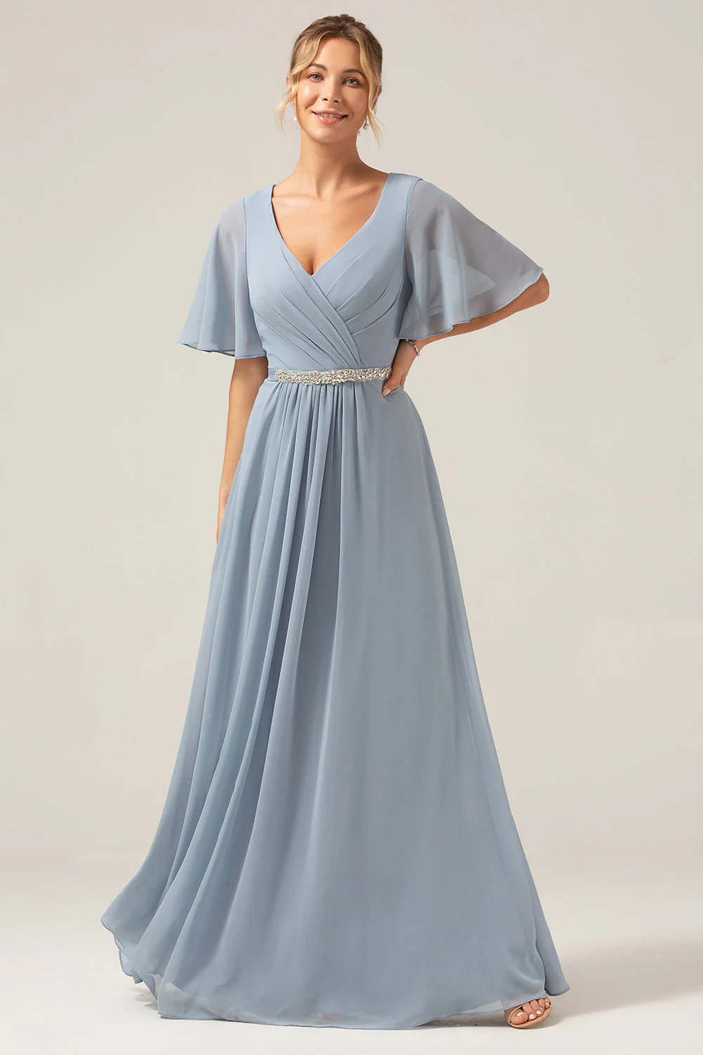 Robe de demoiselle d'honneur en mousseline de soie bleu poussiéreux ligne A col V manches courtes