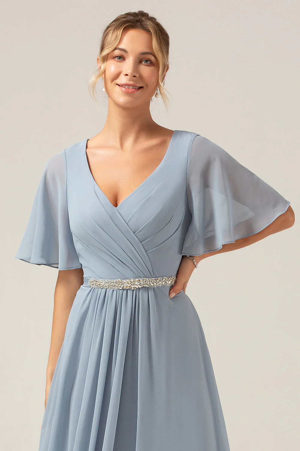 Robe de demoiselle d'honneur en mousseline de soie bleu poussiéreux ligne A col V manches courtes - Image 6