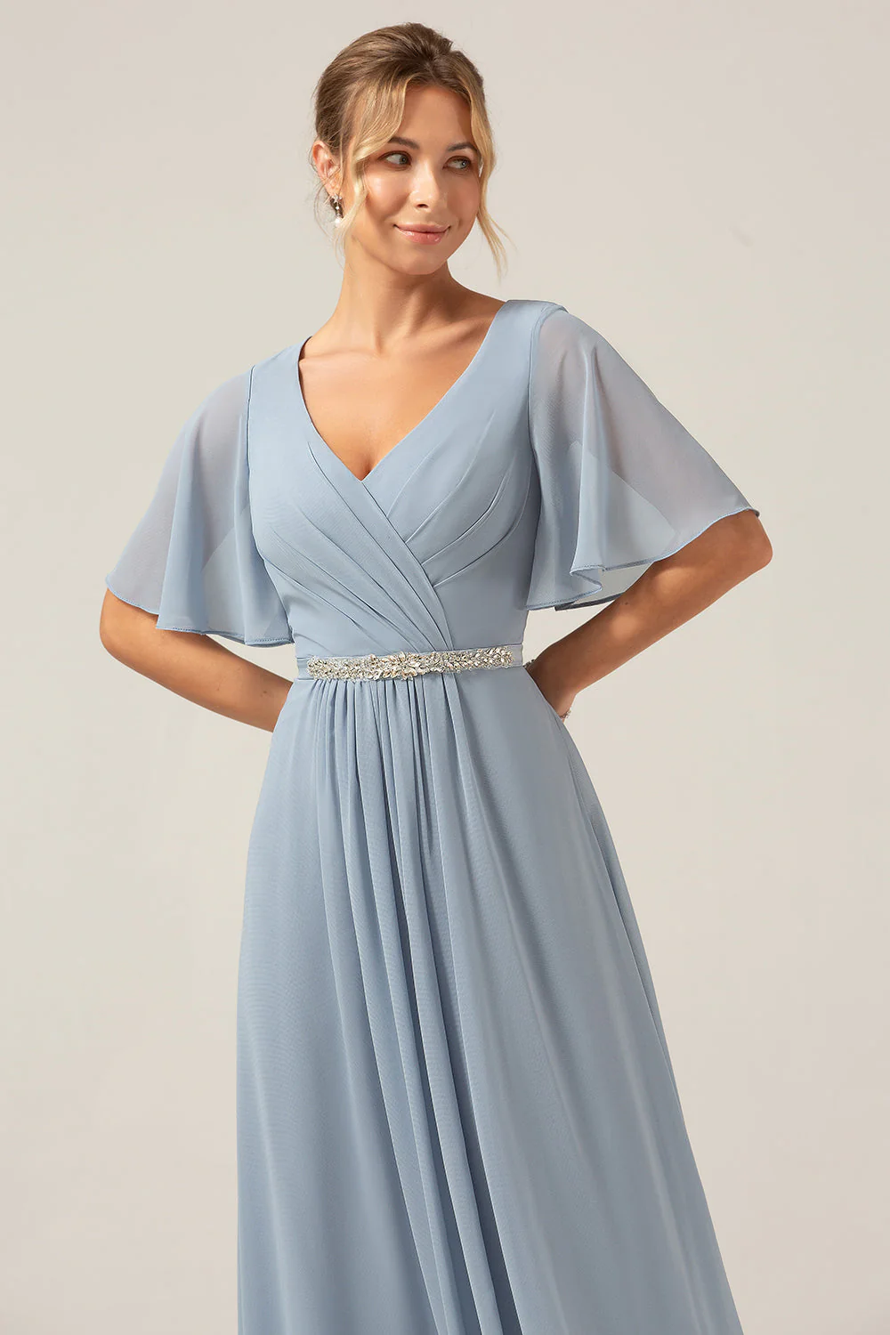 Robe de demoiselle d'honneur en mousseline de soie bleu poussiéreux ligne A col V manches courtes - Image 8
