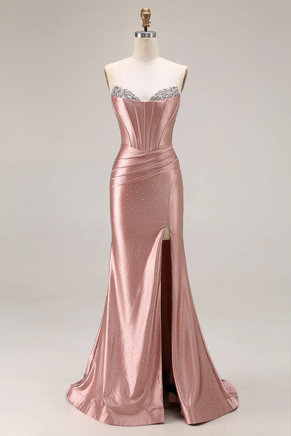 Robe de soirée sirène en satin rose poudré sans bretelles corset perlé avec fente