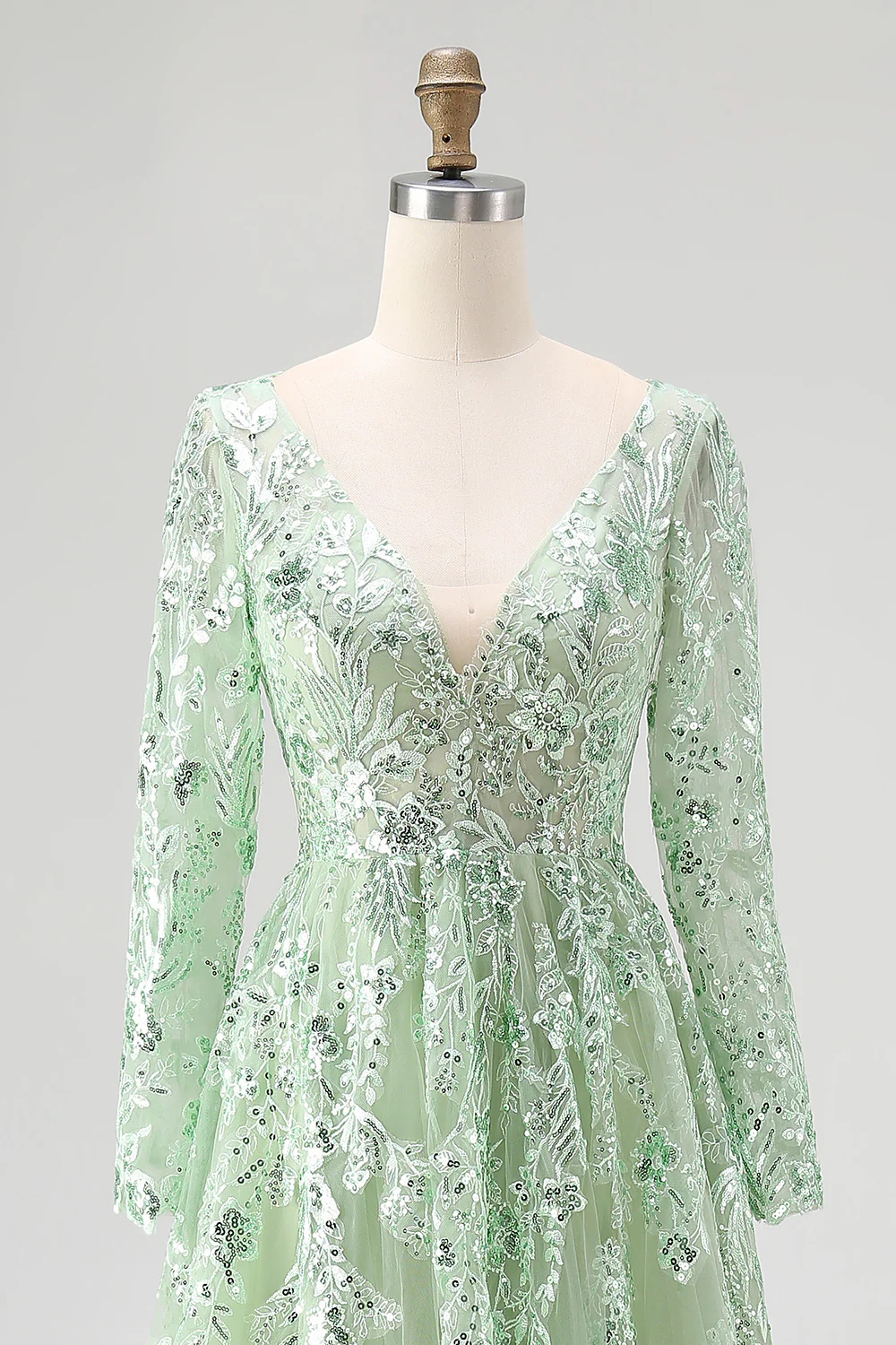 Robe de bal en tulle vert sauge à manches longues et décolleté en V avec appliques - Image 6