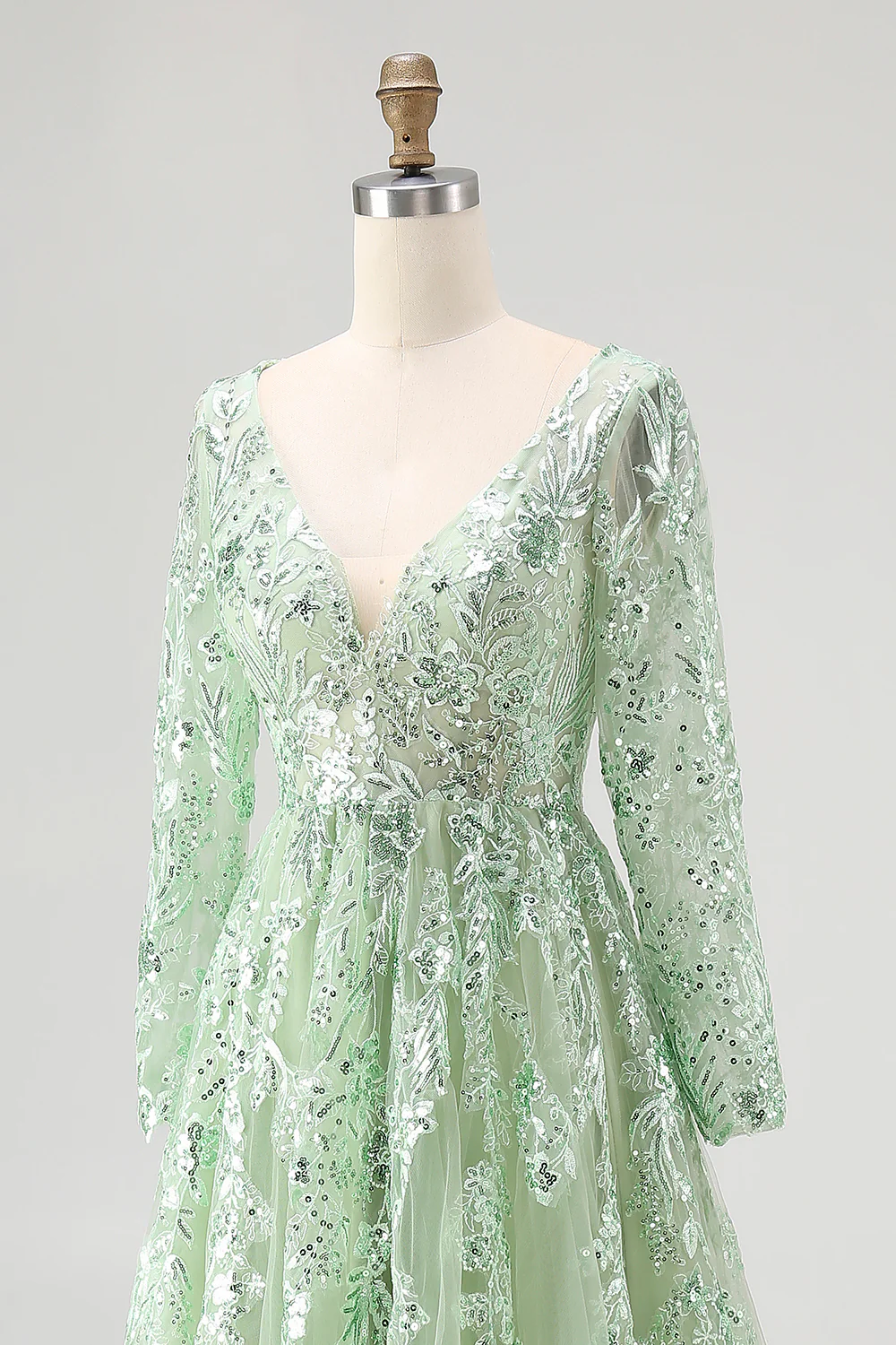 Robe de bal en tulle vert sauge à manches longues et décolleté en V avec appliques - Image 8