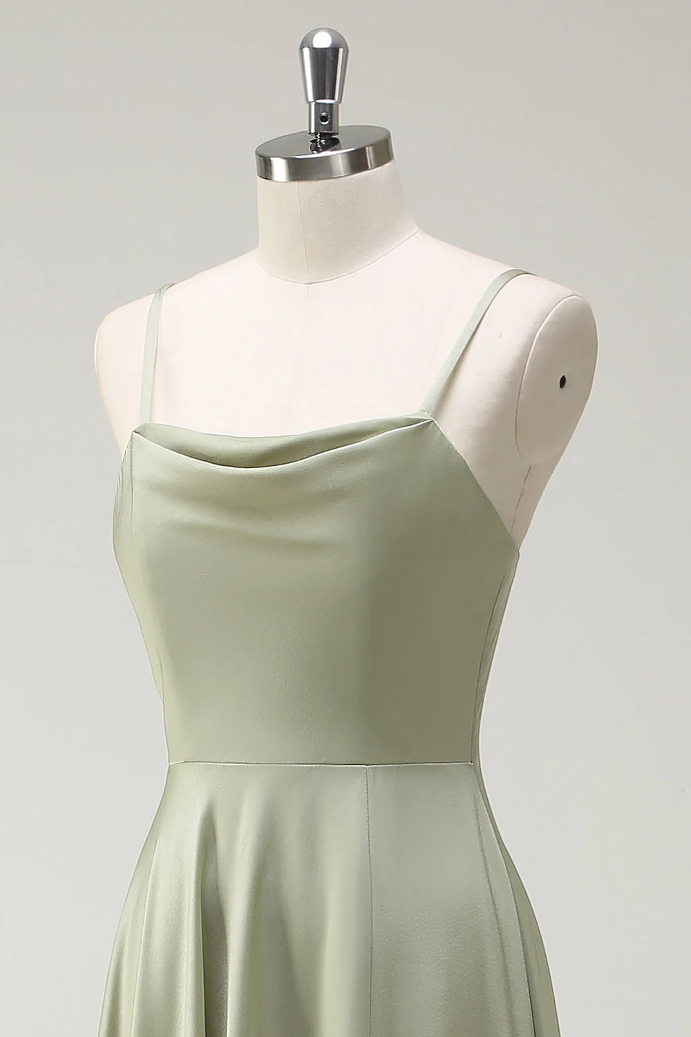 Robe longue de demoiselle d’honneur vert sauge en satin à bretelles spaghetti coupe trapèze - Image 6