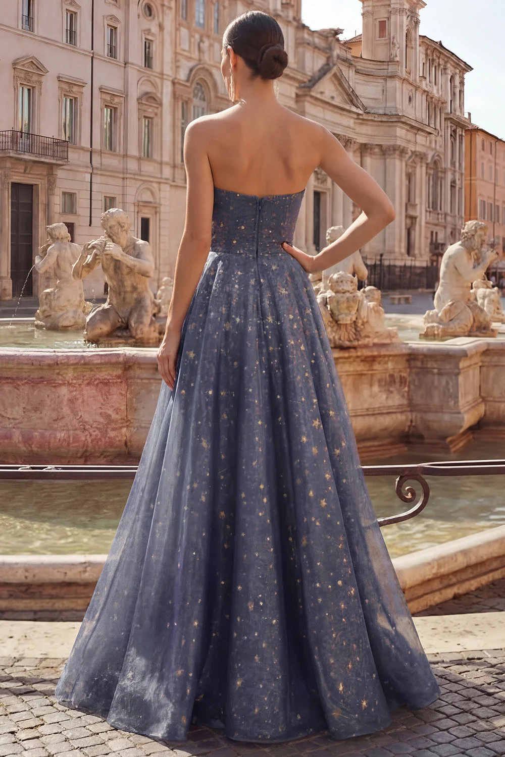 Élégante robe de bal longue étoilée avec un corsage sculptural froncé et une jupe trapèze en A - Image 4