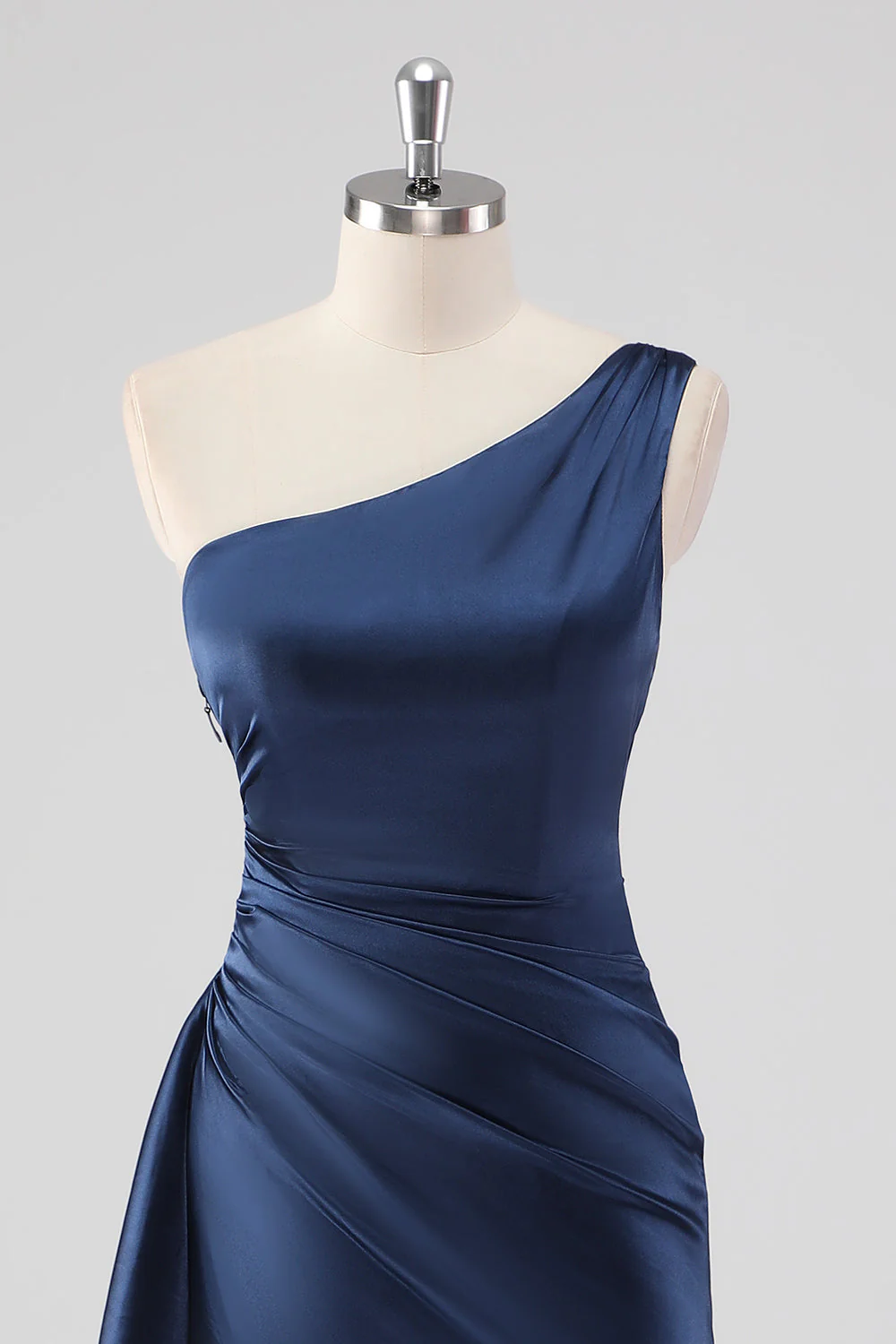 Élégante robe formelle à une épaule en satin bleu marine avec fente - Image 4