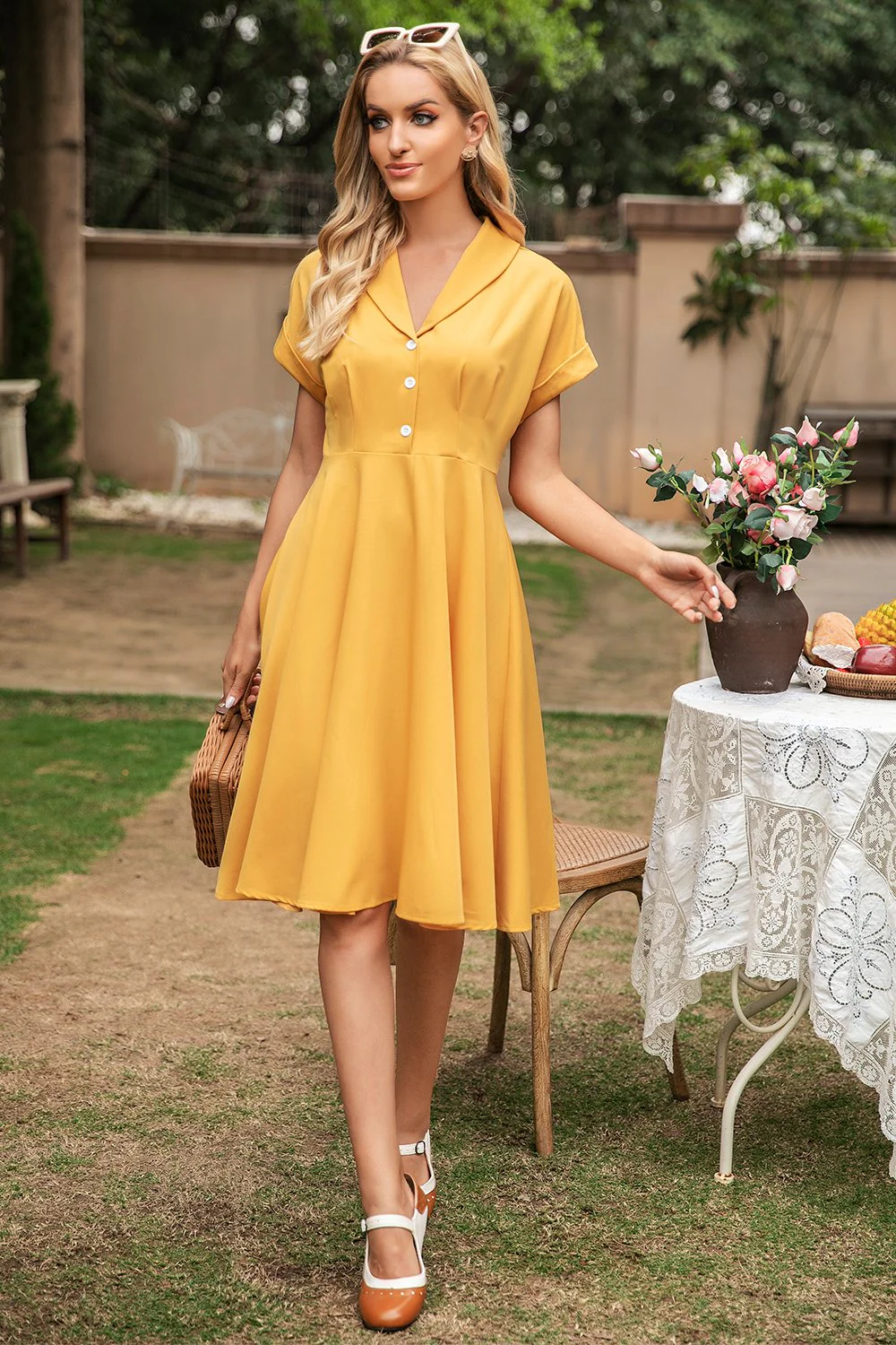 Élégante robe vintage yellow v neck - Image 3