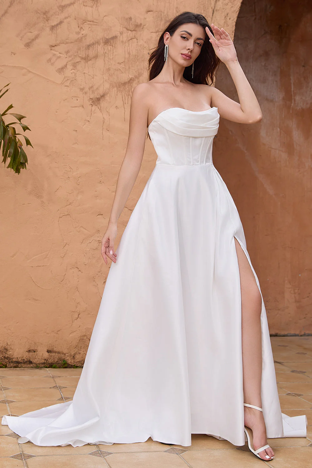 Élégante Une Ligne Sans Bretelles Plissé Balayage Traîne Robe De Mariée Blanche Avec Fente - Image 5