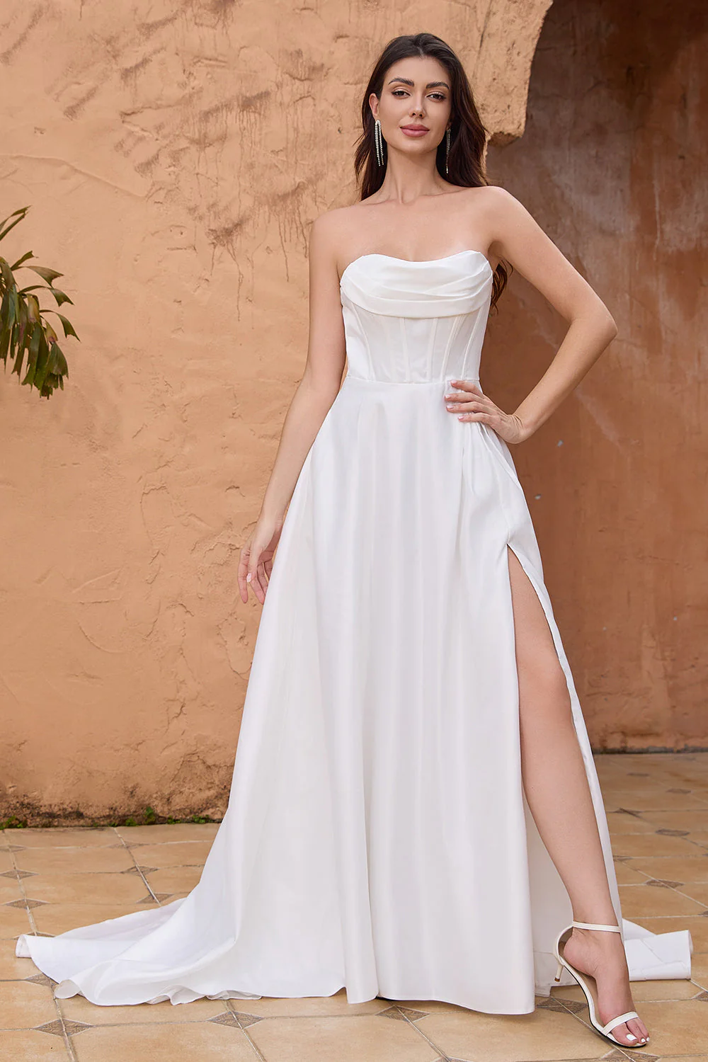 Élégante Une Ligne Sans Bretelles Plissé Balayage Traîne Robe De Mariée Blanche Avec Fente - Image 6