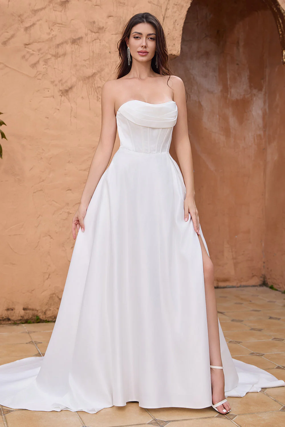 Élégante Une Ligne Sans Bretelles Plissé Balayage Traîne Robe De Mariée Blanche Avec Fente - Image 7