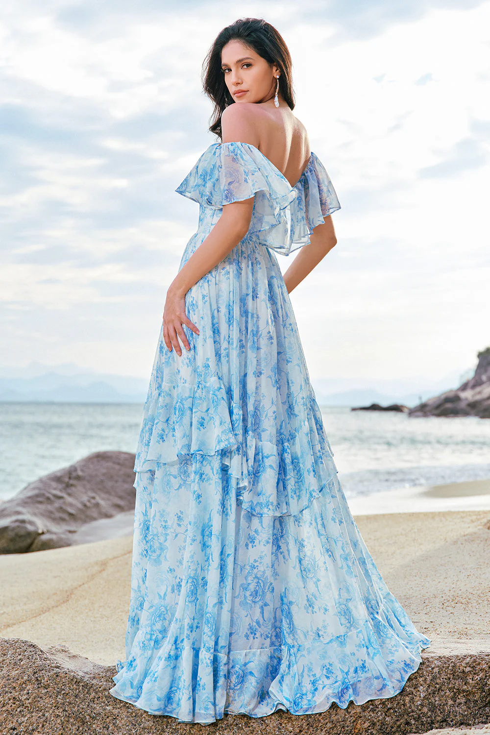 Épaule dénudée blanc bleu floral boho robe de demoiselle d’honneur avec volants - Image 2