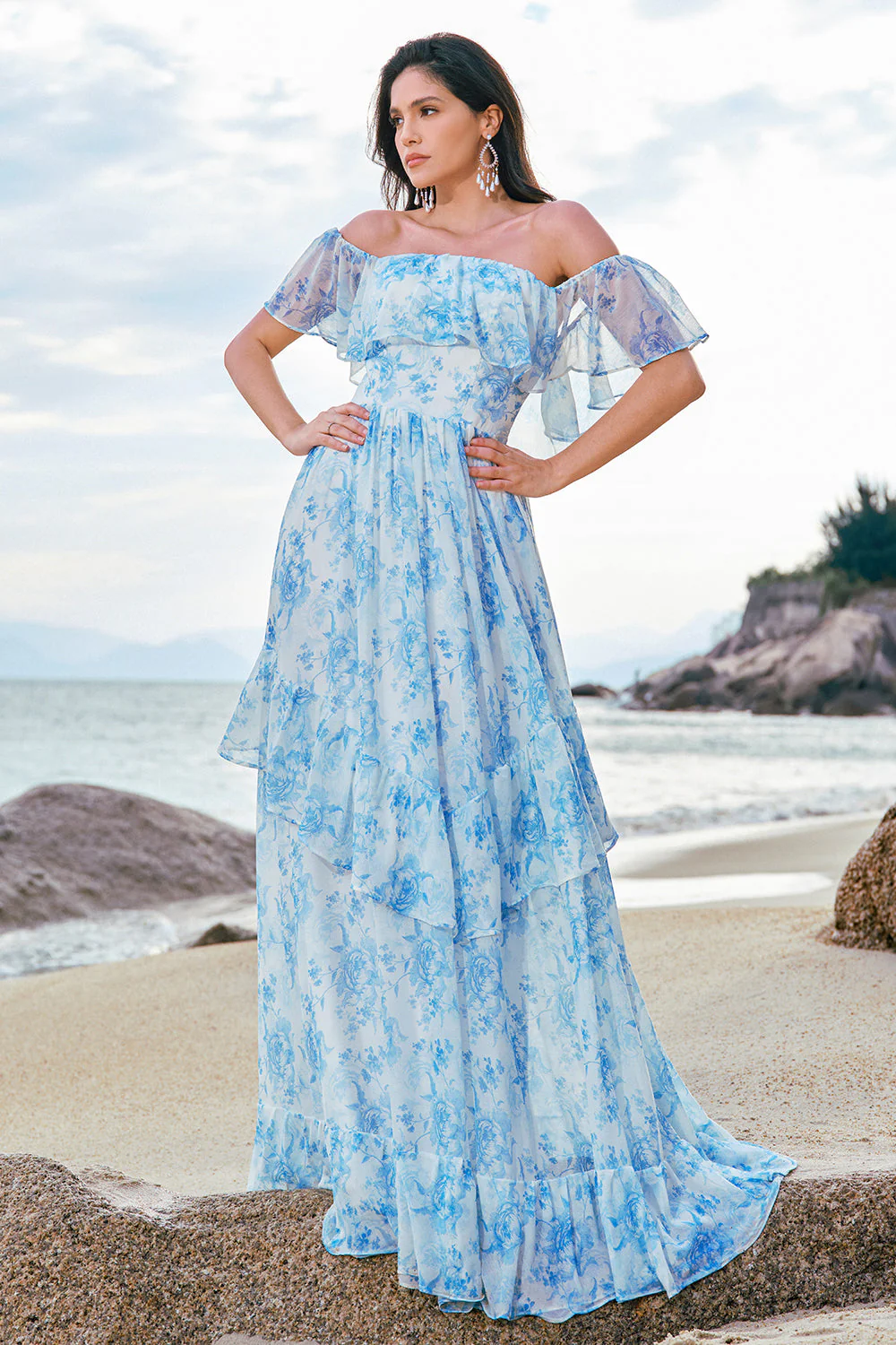 Épaule dénudée blanc bleu floral boho robe de demoiselle d’honneur avec volants - Image 3