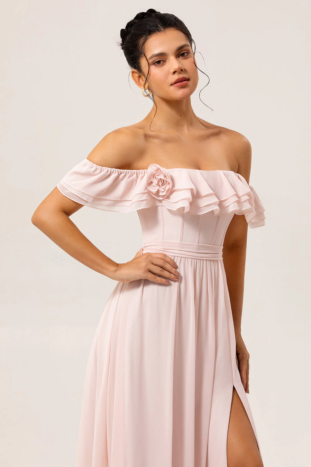 Épaule dénudée Fard à joues à volants Une robe de demoiselle d’honneur ligne avec fente - Image 6