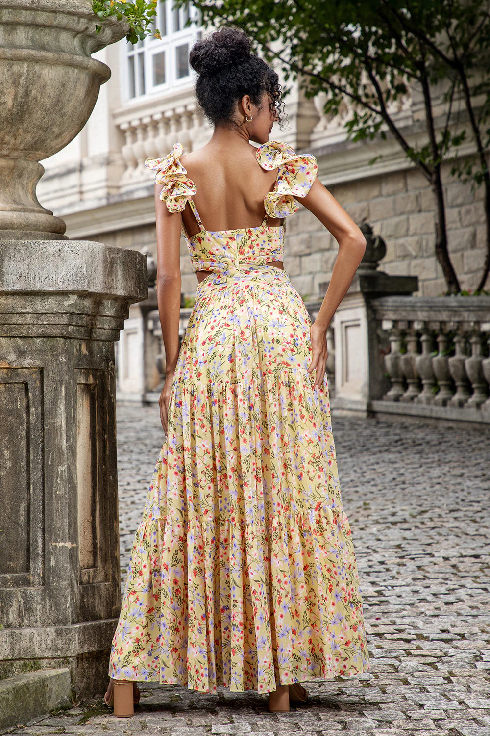 Fleur jaune Une ligne Col V Imprimé Plissé Robe d’invitée de fête de mariage avec fente - Image 2