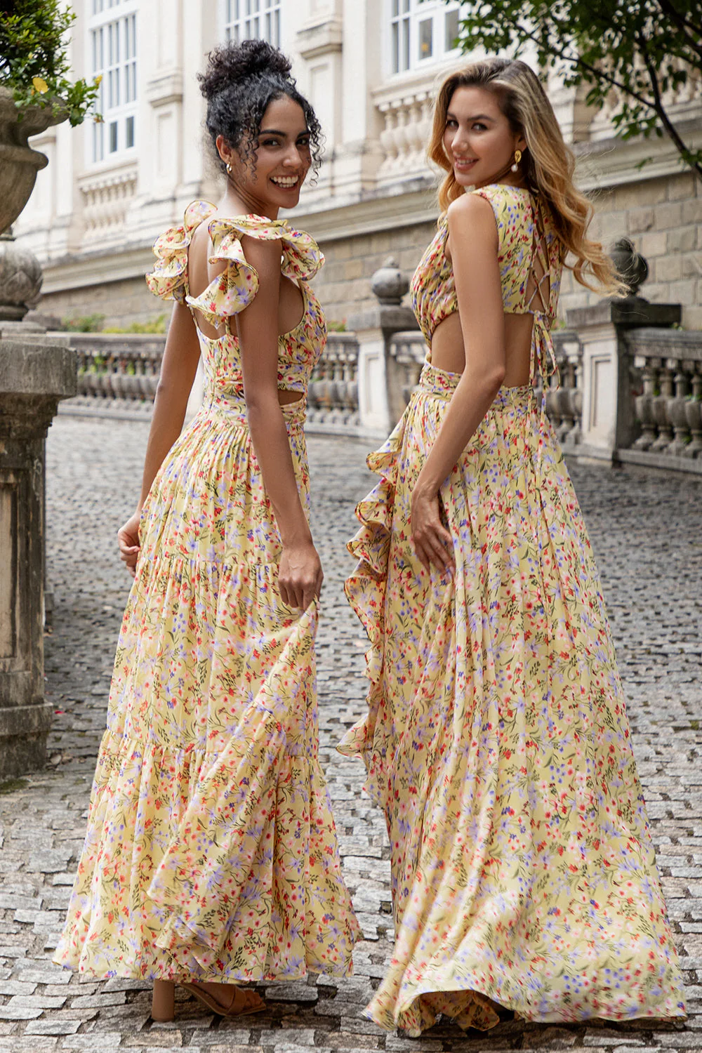Fleur jaune Une ligne Col V Imprimé Plissé Robe d’invitée de fête de mariage avec fente - Image 4