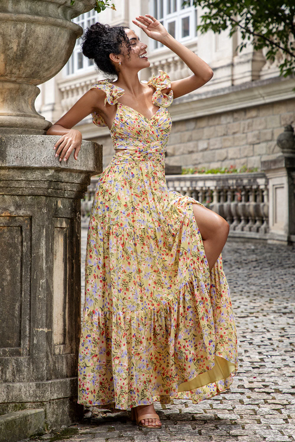 Fleur jaune Une ligne Col V Imprimé Plissé Robe d’invitée de fête de mariage avec fente - Image 7