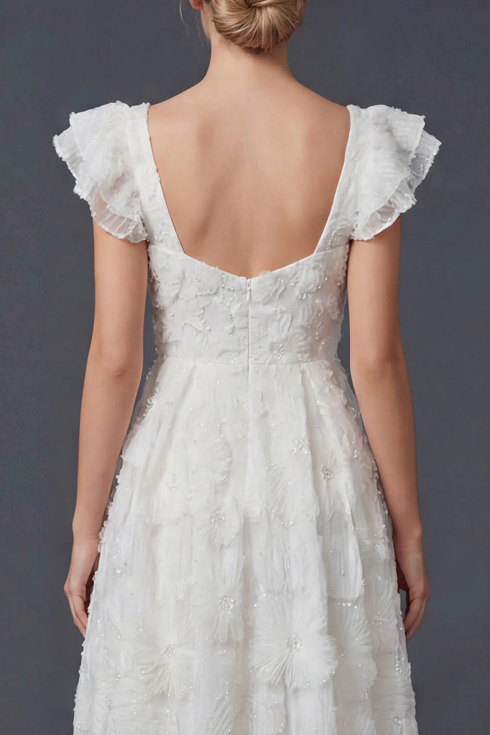 Fleurs blanches 3D Une robe de mariée longue à col carré avec manches flottantes - Image 4