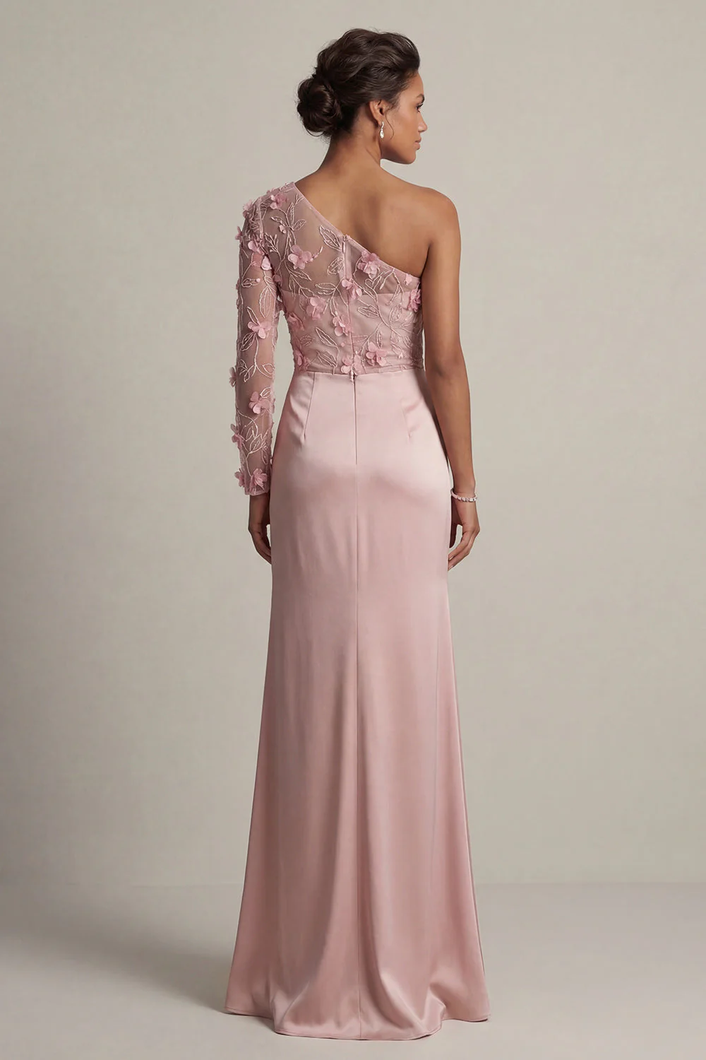 Fourreau de rose poussiéreux en satin Robe de la mère de la mariée froncée à une épaule avec fente - Image 2